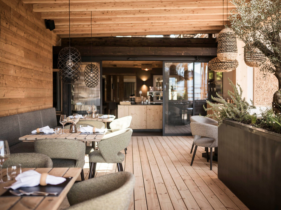 Presulis Hideaway Apartments & Restaurant主图