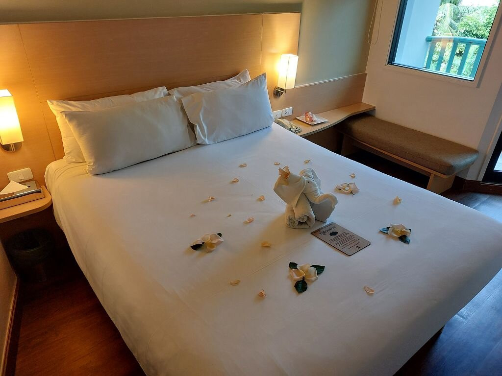 普吉岛宜必思卡塔酒店主图