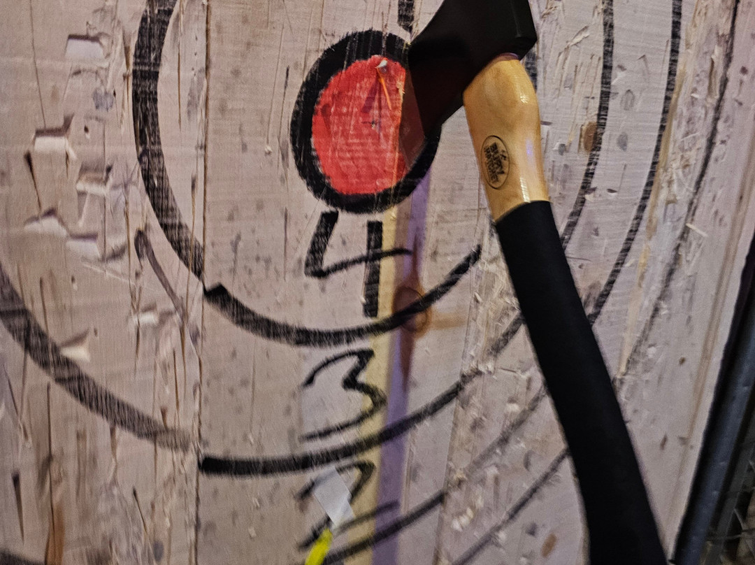Bury the Hatchet Brooklyn - Axe Throwing-布鲁克林必去景点