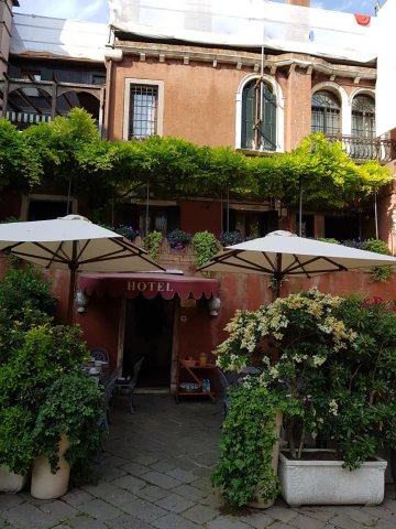 拉卡达菲奥瑞塔酒店-浴室