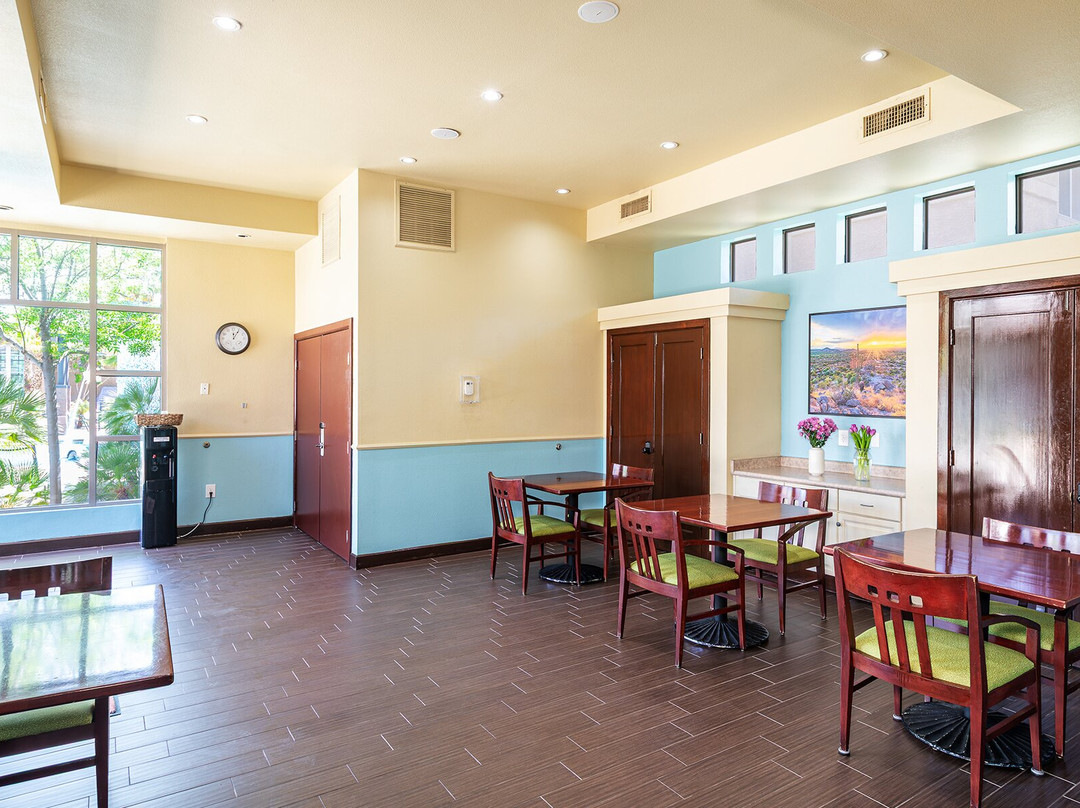 宁静峡谷悬崖酒店主图