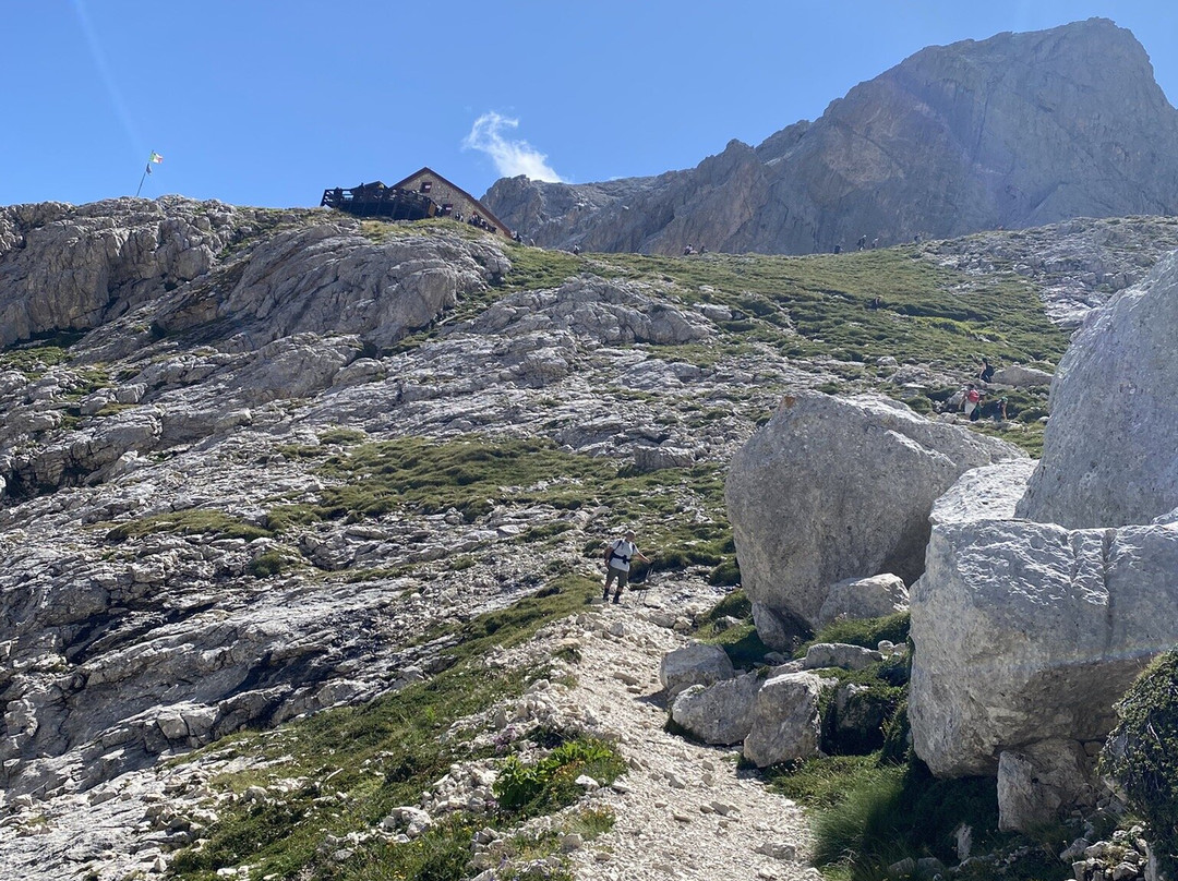 Dai Prati di Tivo al Rifugio Franchetti-Pietracamela必去景点