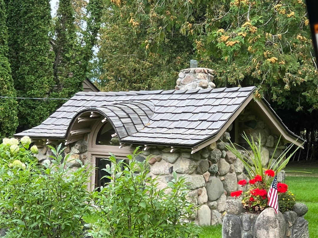 Mushroom House Tours-夏洛瓦必去景点