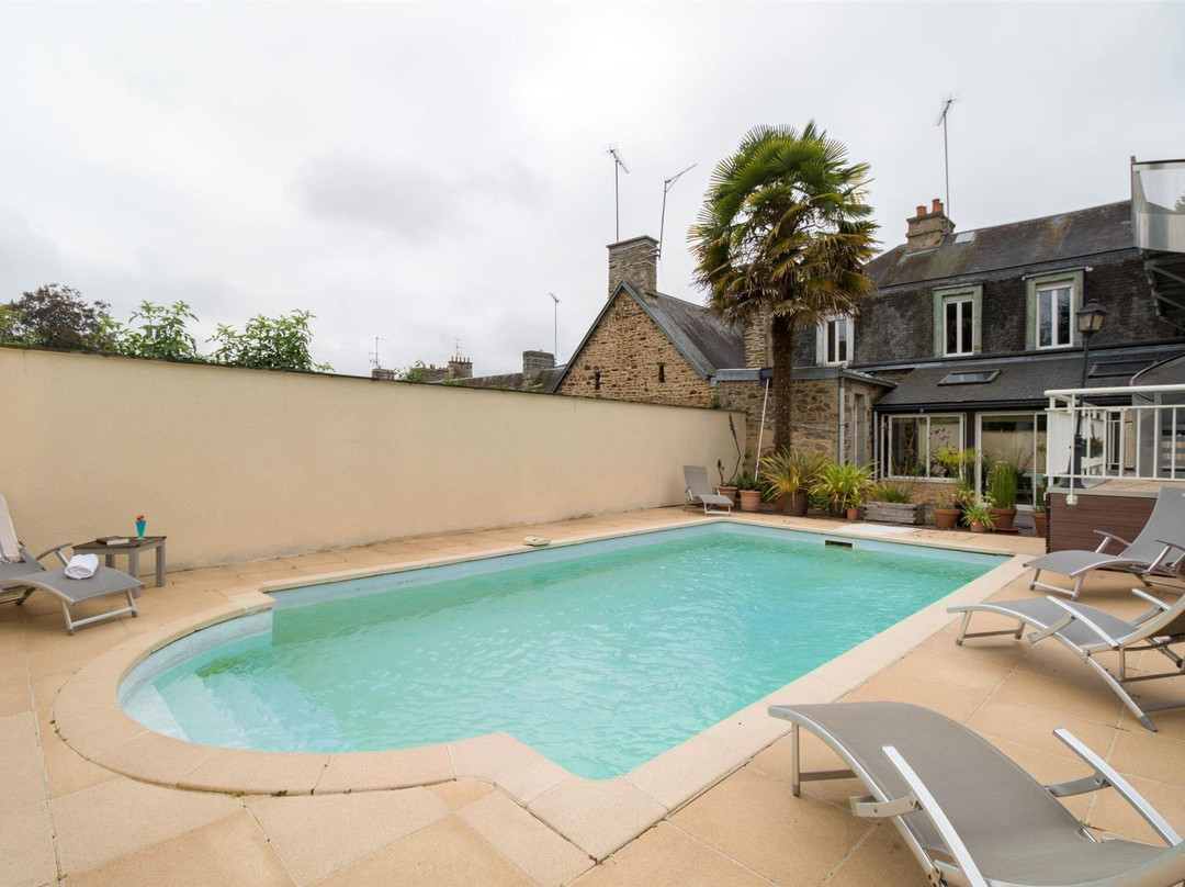 Isigny-le-Buat酒店住宿-Brit Hotel Le Cygne
