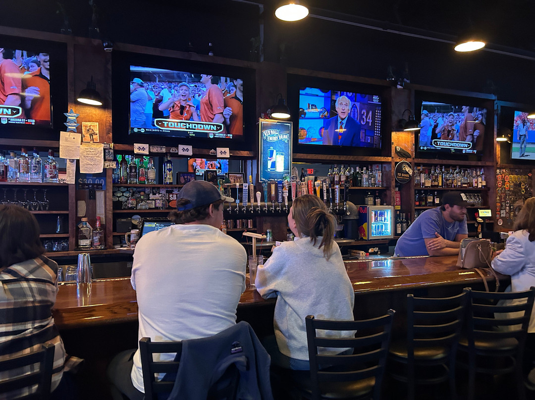 Shoppers Pub + Eatery