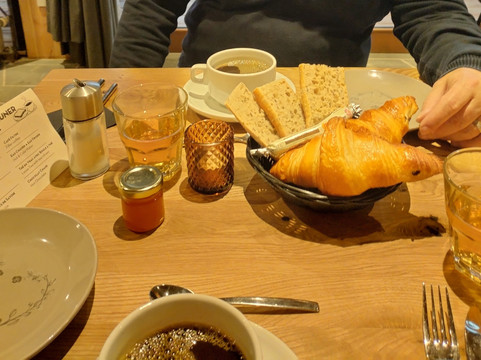 莫里永咖啡酒店主图