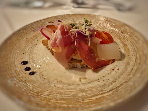 勒百斯泉采尔酒店主图