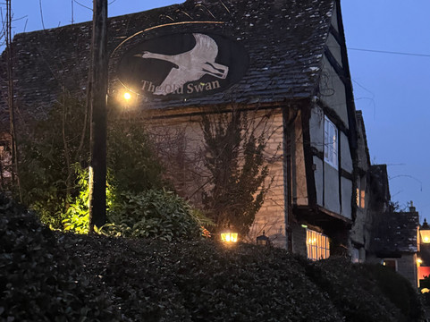 老天鹅酒店主图