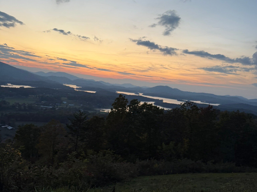 边境水域度假村和码头主图