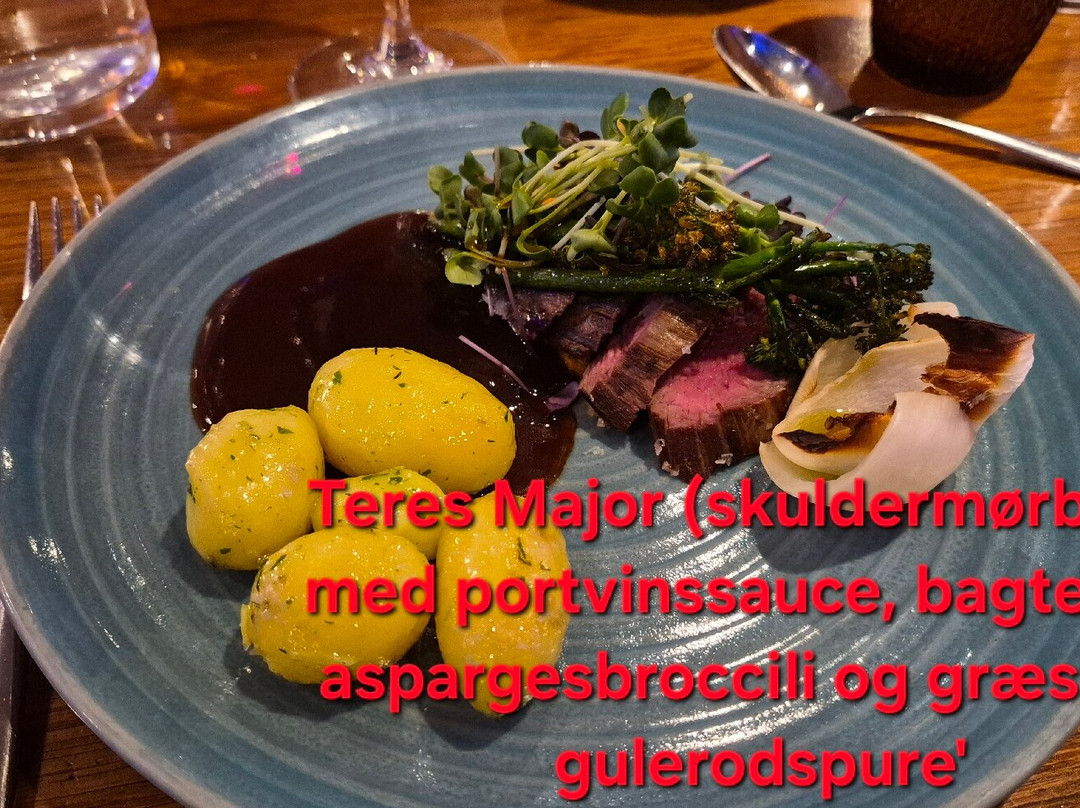 比隆天鹅酒店主图