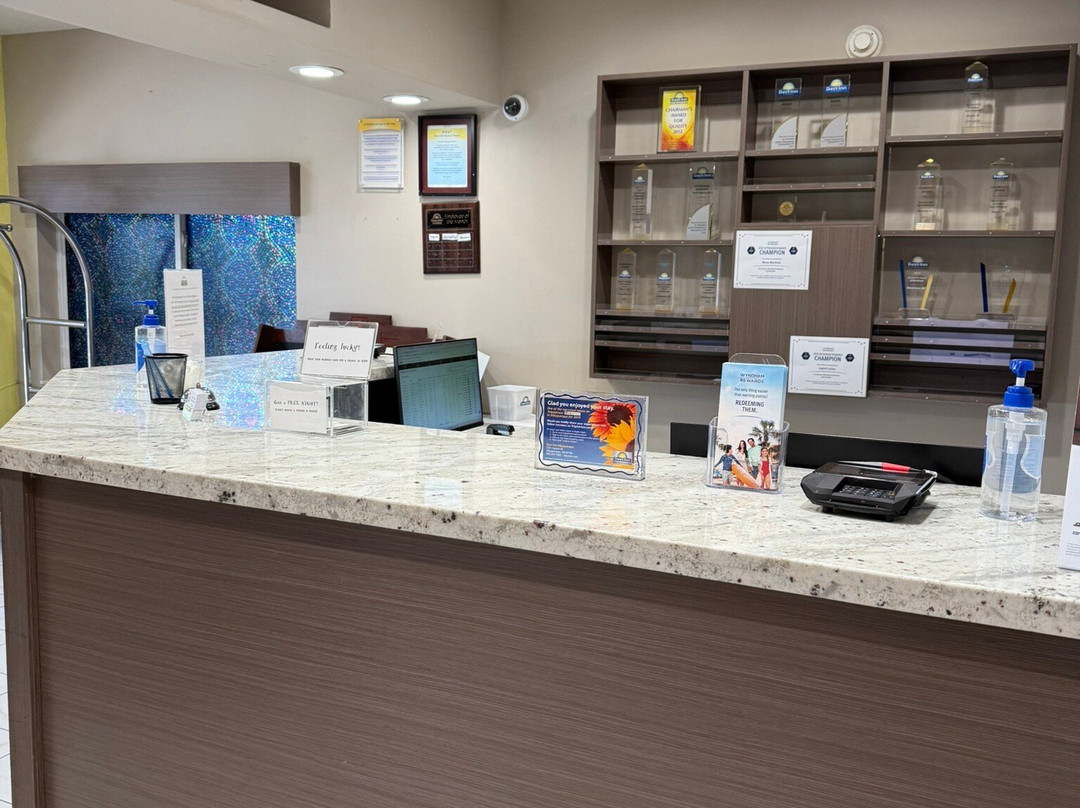 阿尔伯克基机场戴斯套房酒店主图