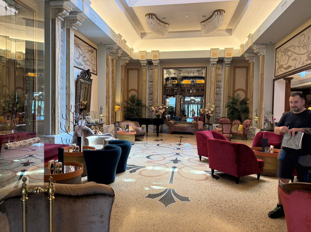萨沃伊大酒店主图