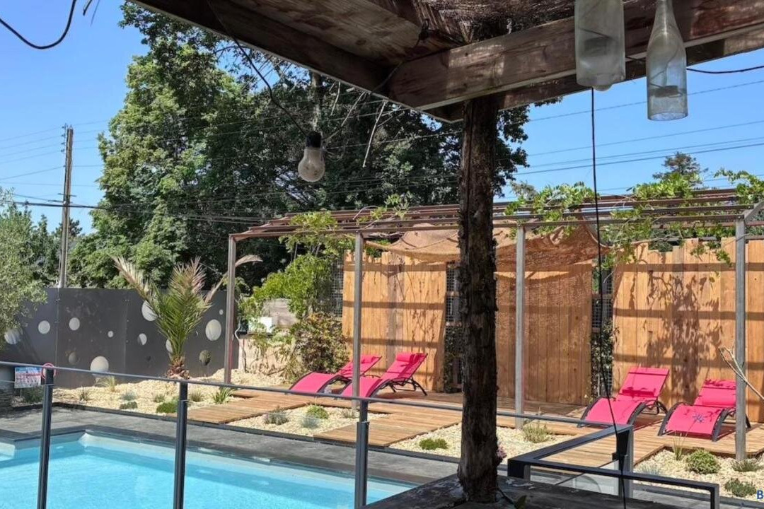 Au Bord De La Piscine Au Sud D'Angers