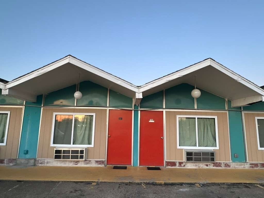 灰色广场汽车旅馆