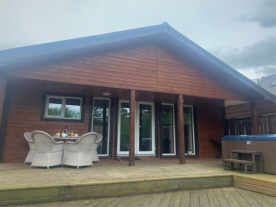 Riverside Lodges With Hot Tubs