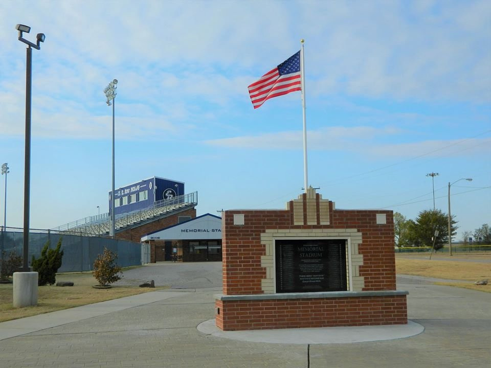 ERPS Memorial Stadium World War 2 Monument景点图片