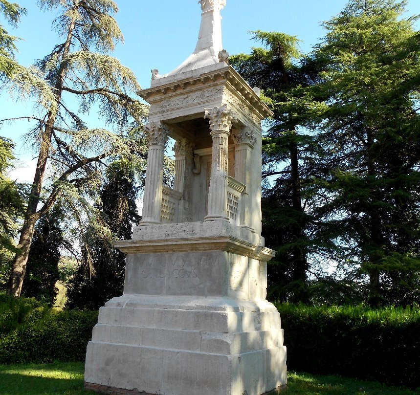 Mausoleo di Obulacco景点图片