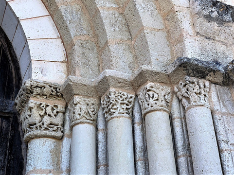 Eglise et Prieuré Saint-Jean-Baptiste-Ronsenac必去景点