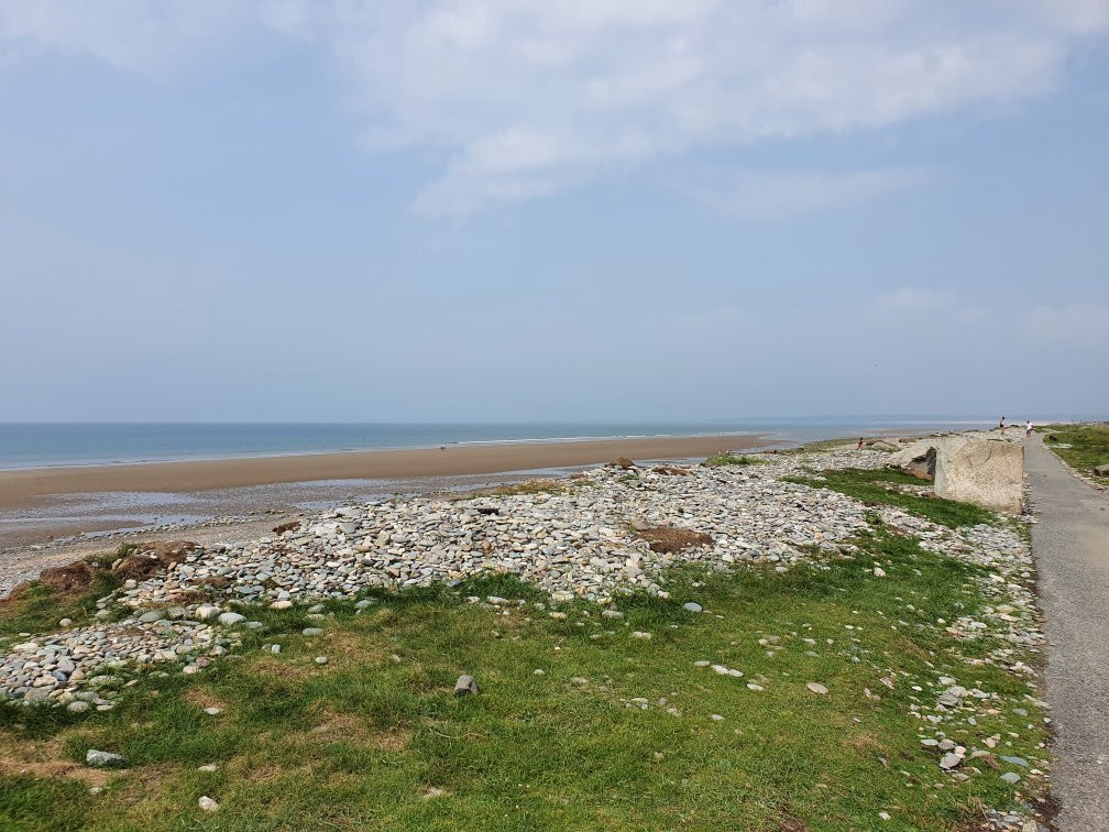 Dinas Dinlle Beach景点图片