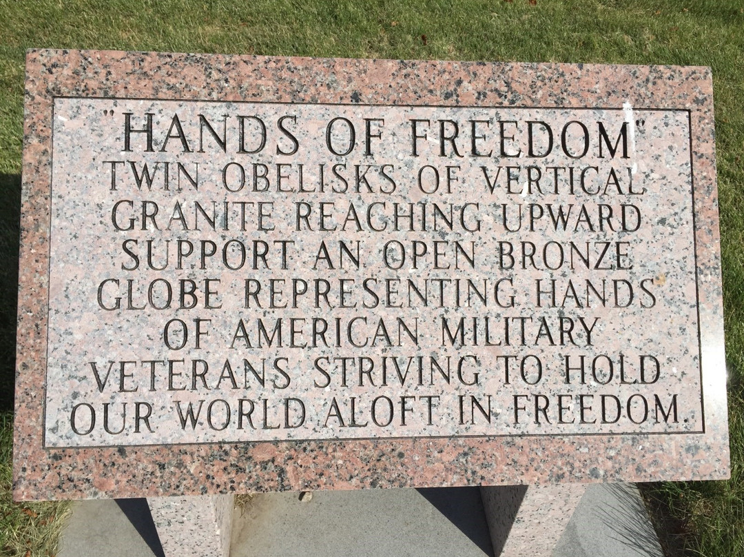 Hands of Freedom Monument-Shawnee必去景点