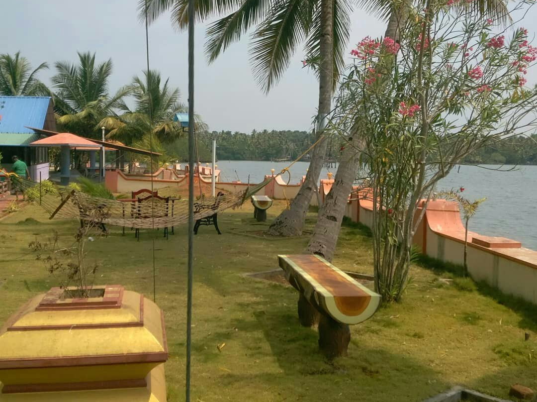 蕾根湖宫殿酒店主图