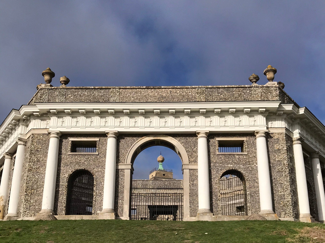 The Dashwood Mausoleum景点图片