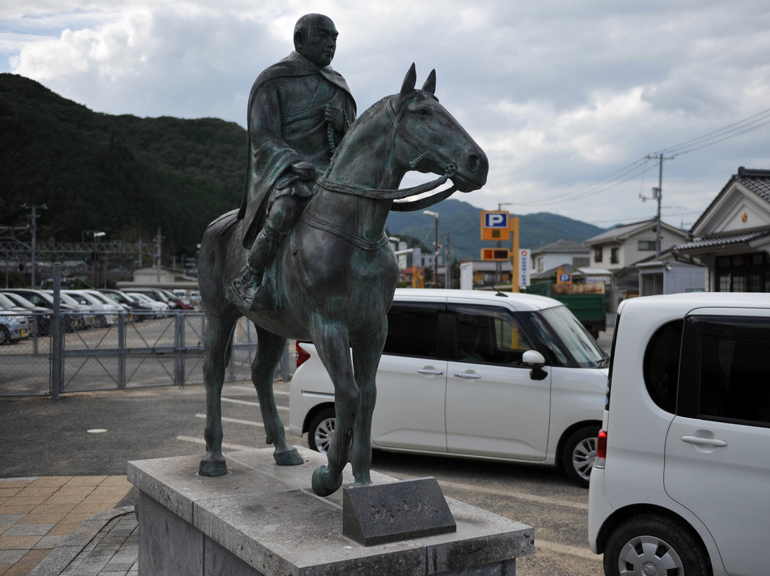 Tamagaki & Yusei Monuments景点图片
