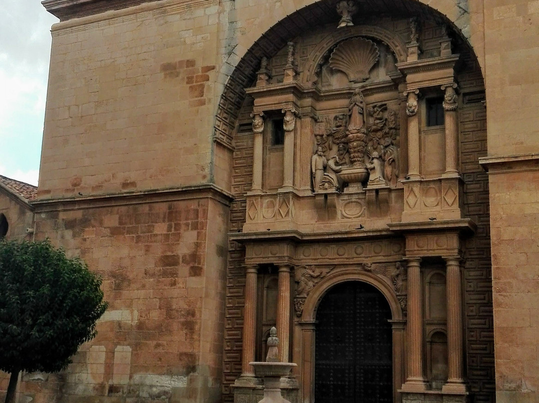 Fuente De Los Cisnes景点图片
