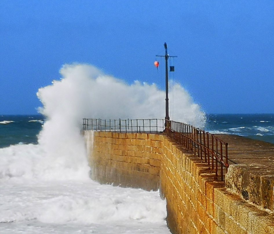 Porthleven Harbour景点图片