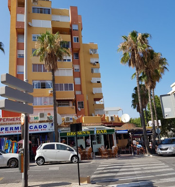 Browns Bar-托雷莫里诺斯必去景点