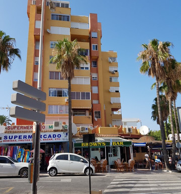 Browns Bar-托雷莫里诺斯必去景点