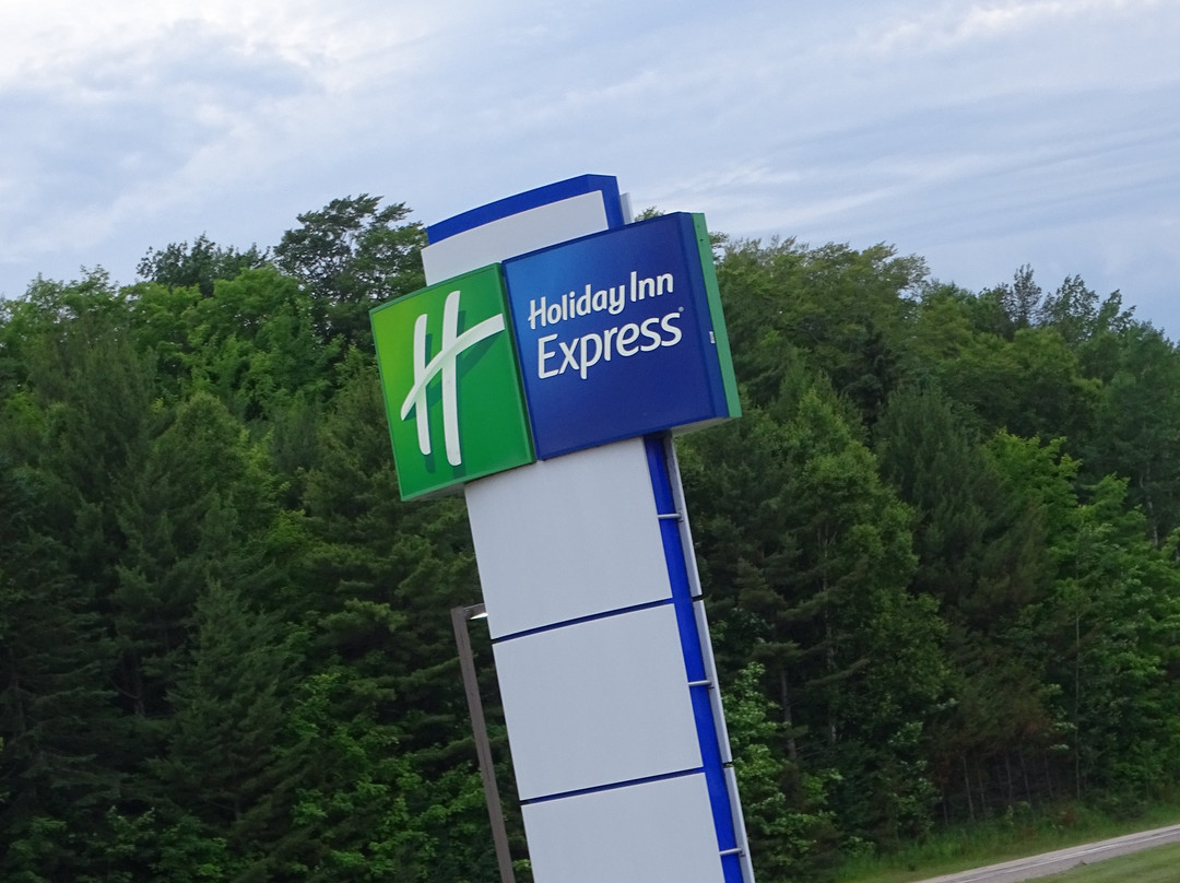 谬尼辛湖景智选假日套房酒店主图