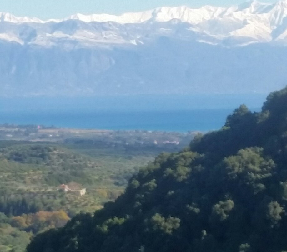 Polylimnio Waterfalls Tours-Charavgi必去景点