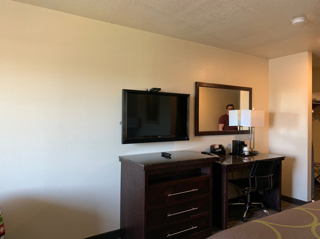 Gateway Inn & Suites主图