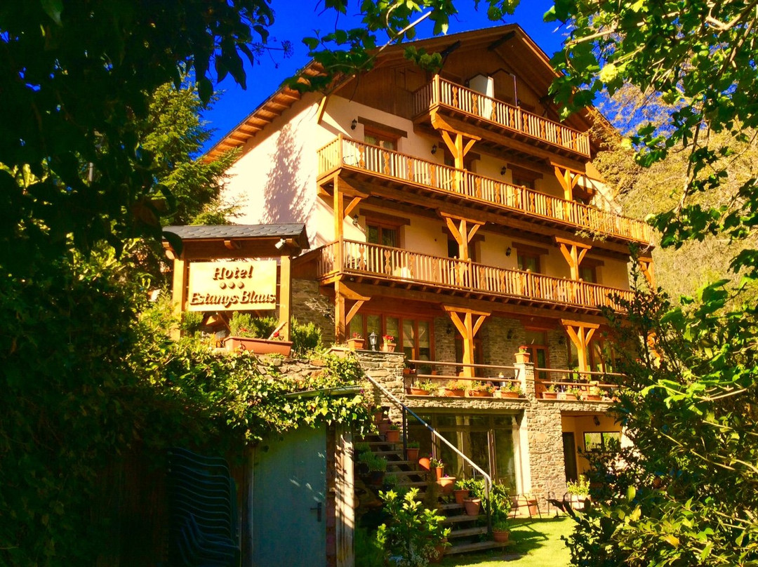 蓝色湖泊酒店主图