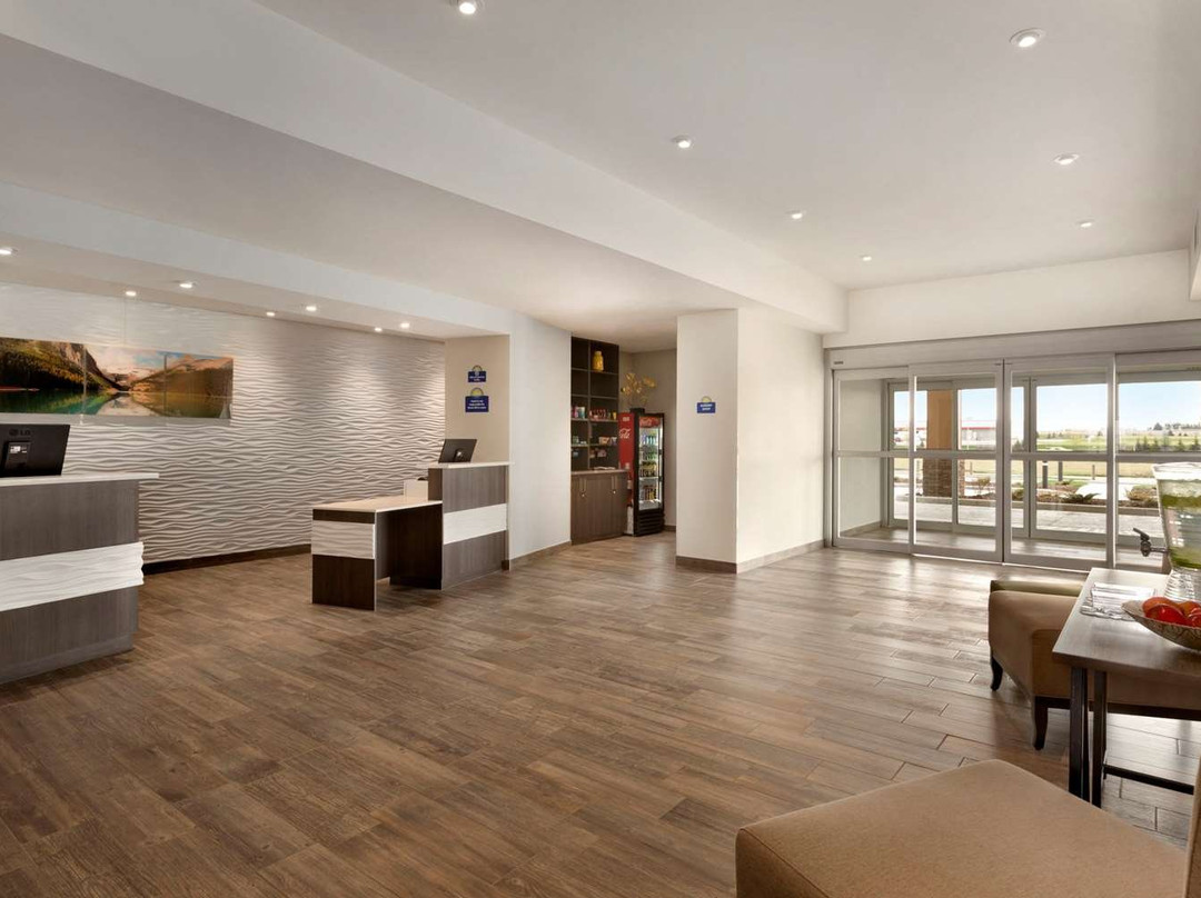 Airdrie Inn and Suites主图