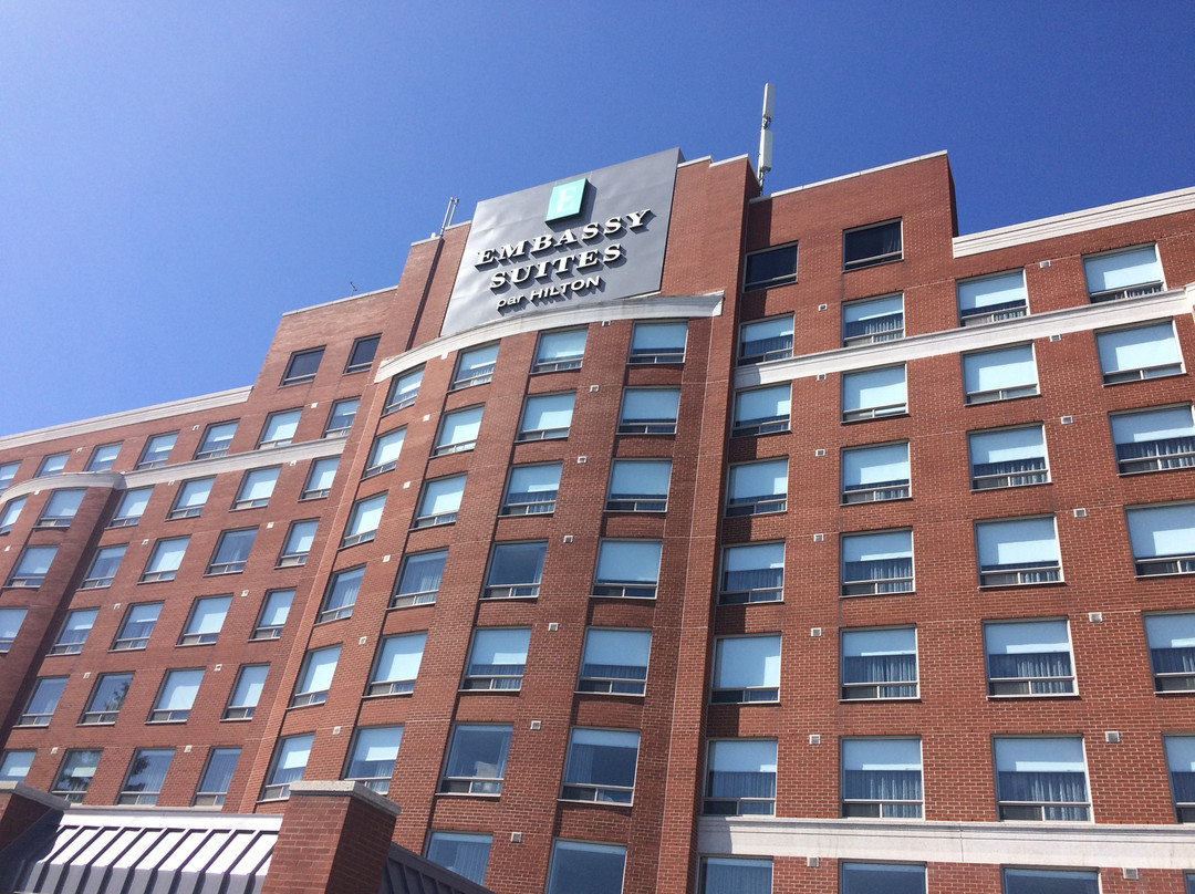 Embassy Suites By Hilton Montreal Airport主图