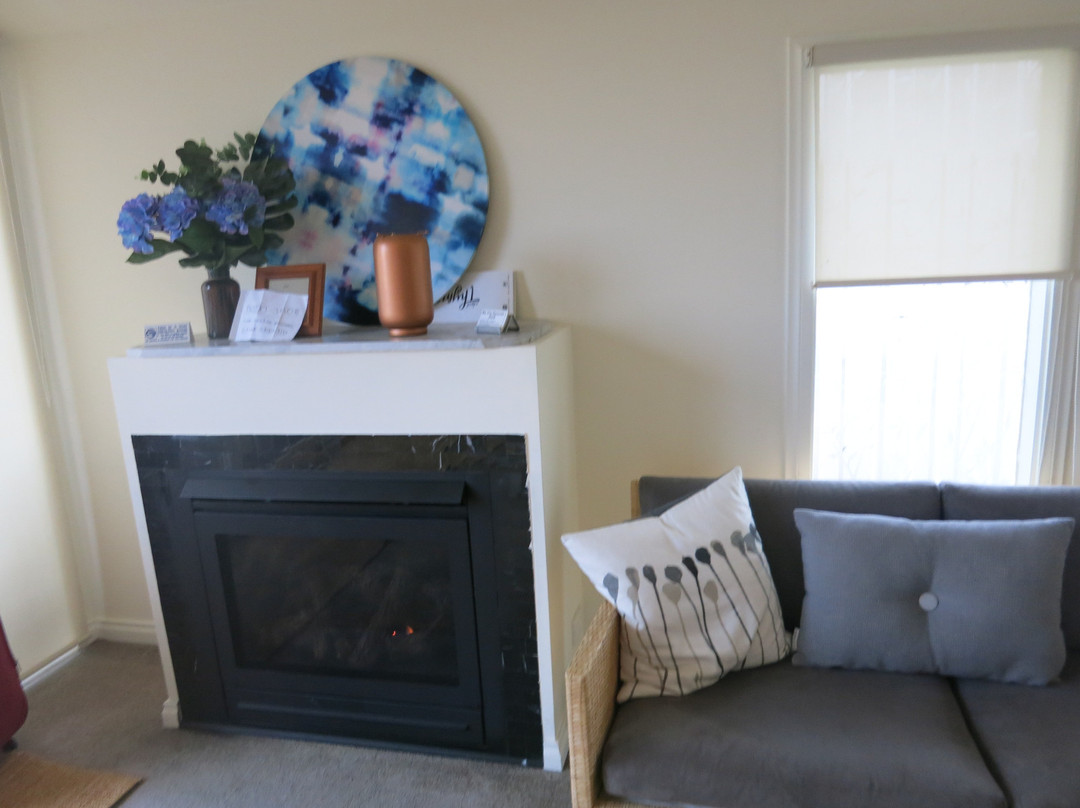 By The Seaside主图