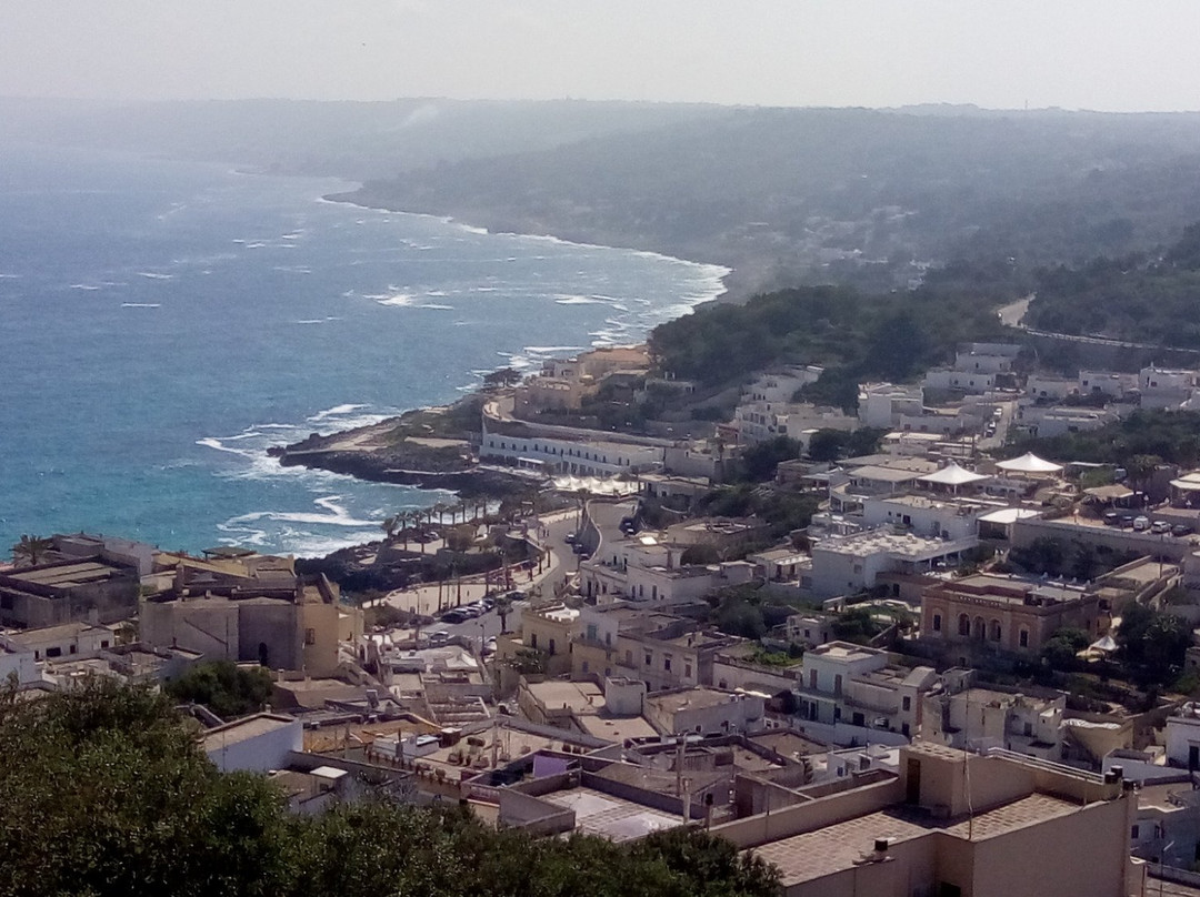 Passeggiata Intorno Alle Mura Messapiche