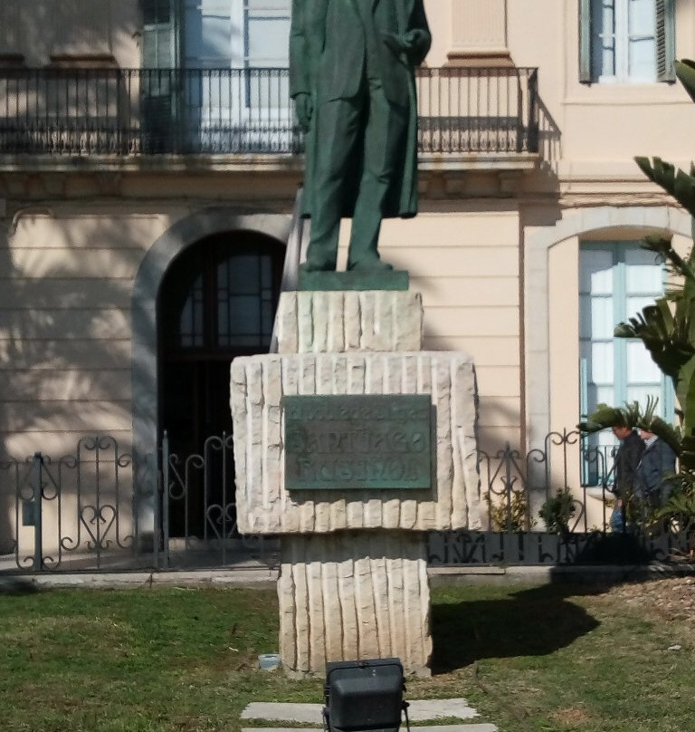 Monumento a Santiago Rusinol-锡切斯必去景点