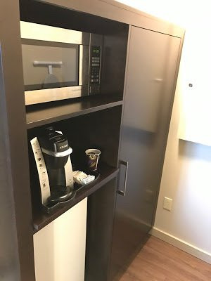 耶洛奈夫首府套房酒店主图