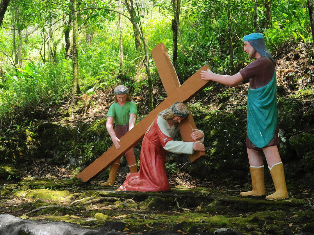 Walkway To The Old Volcano And Stations Of The Cross-卡米金省必去景点