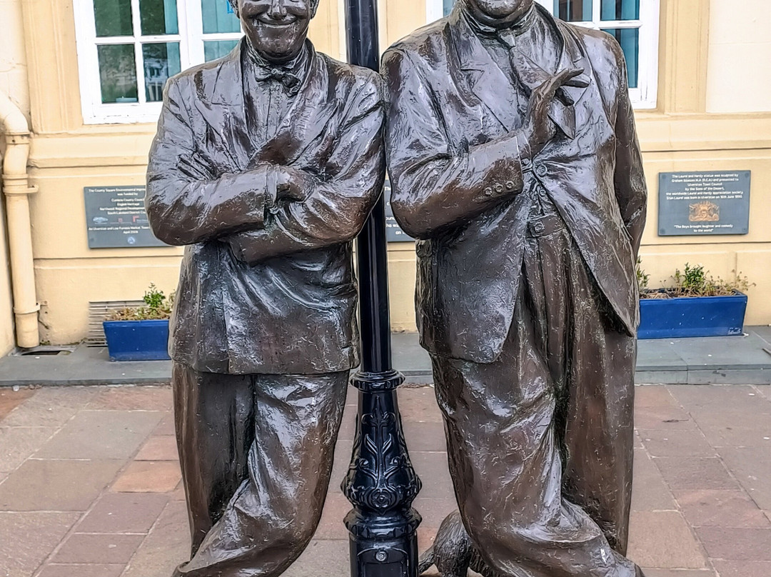 Laurel And Hardy Statue景点图片