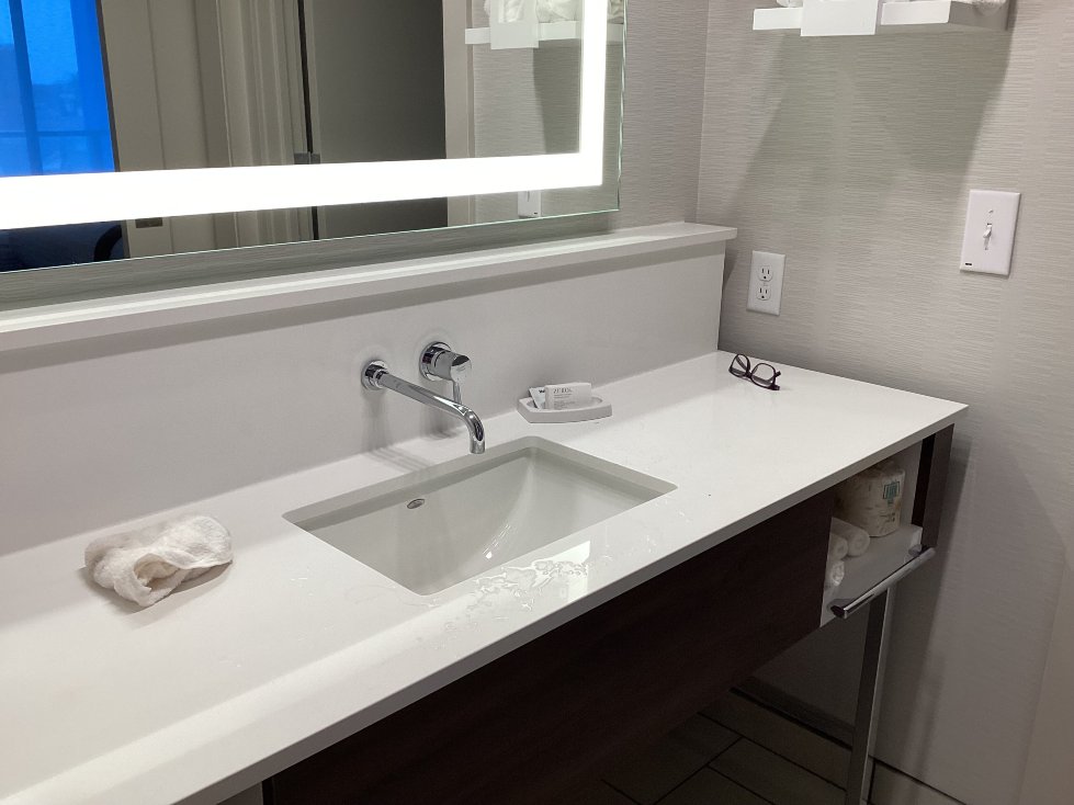 罗切斯特市中心的欢朋客房和套房-浴室