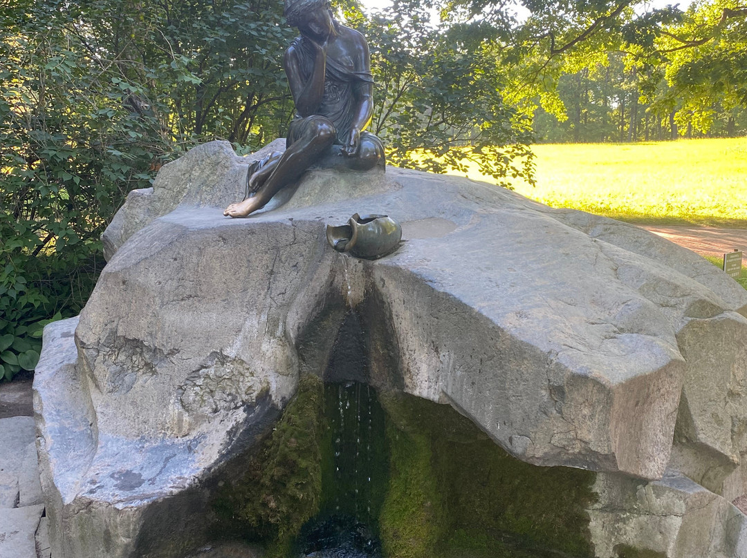 Fountain The Girl with Jar景点图片