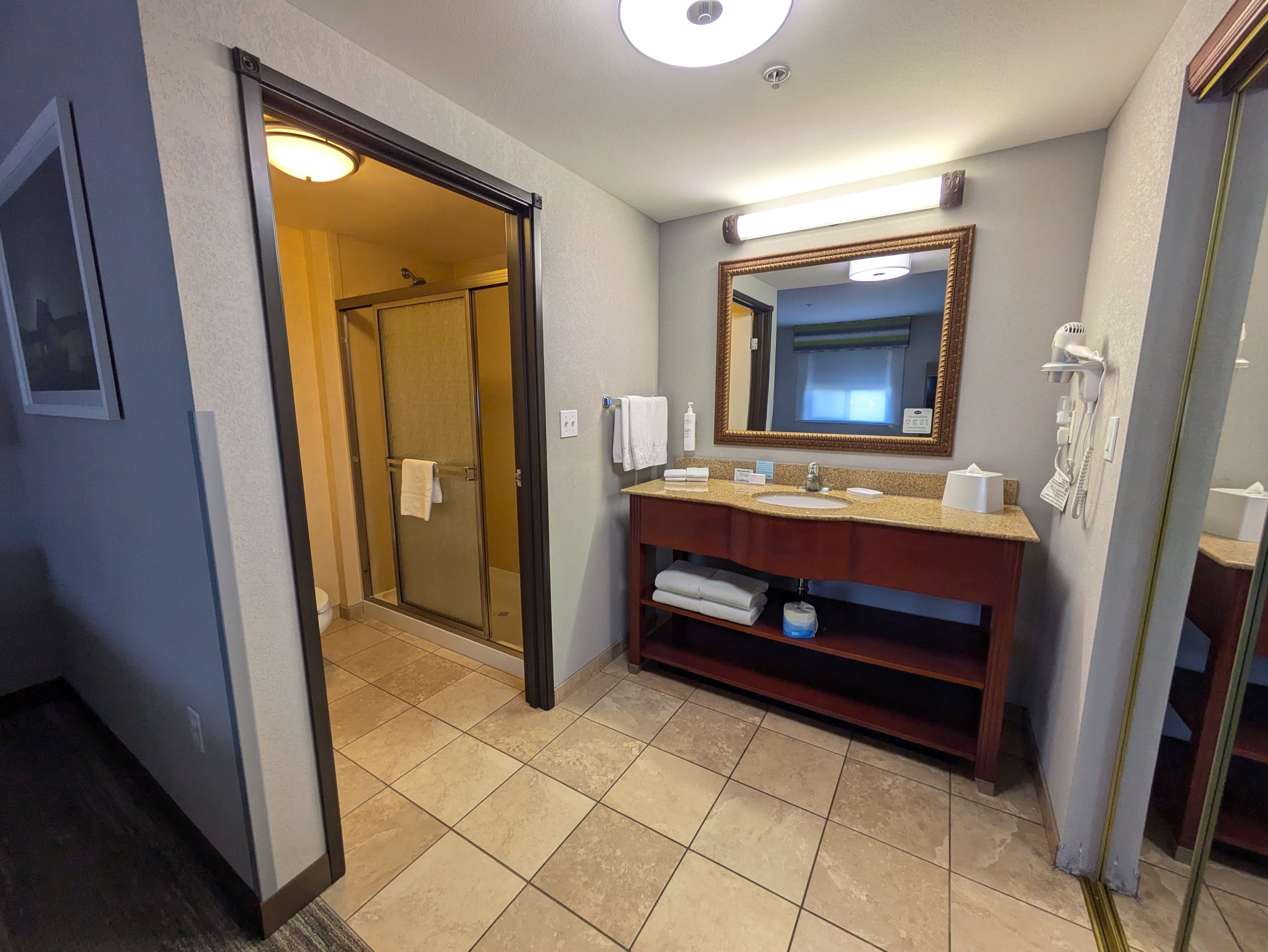 Hampton Inn & Suites Burlington-浴室