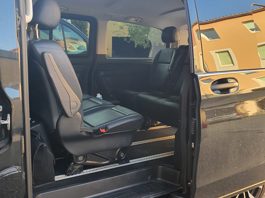 Votre Chauffeur Amani Driver-里昂必去景点