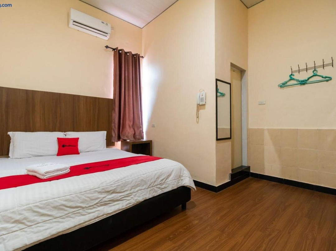 RedDoorz Plus near Ramayana Pematangsiantar