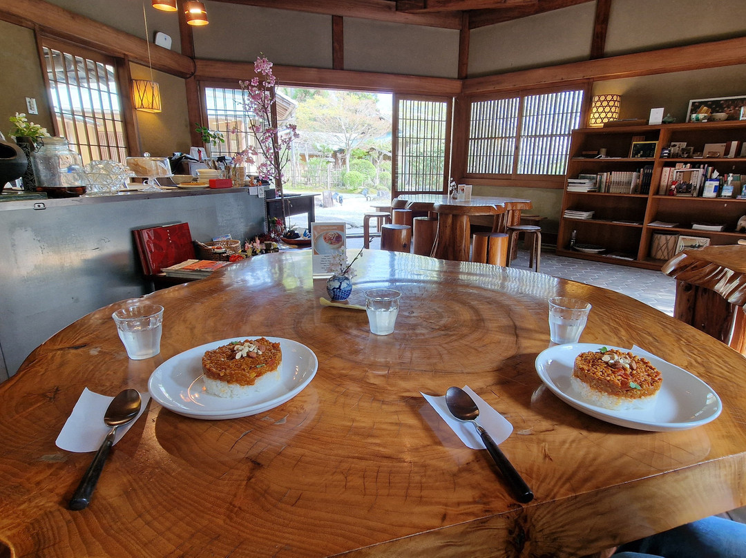 六角茶房 (Rokaku Tea House)