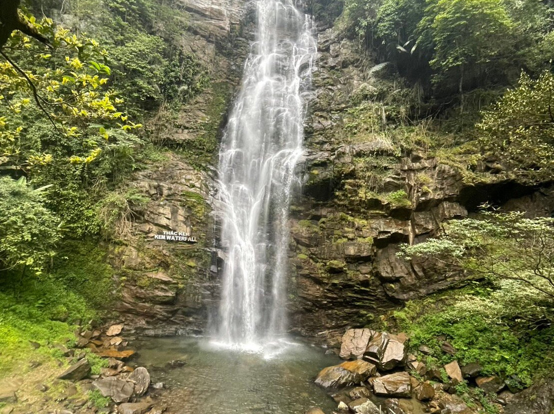 Khe Kem Waterfall景点图片